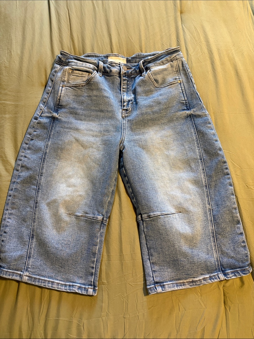 Risen barrel Blue Denim Knee-Length Jean Shorts for Women